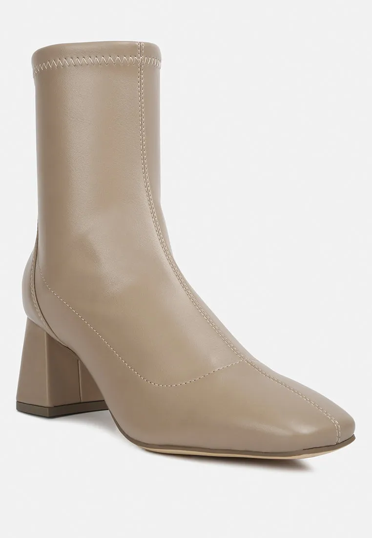 Hera Runaway Classic Ankle Boots